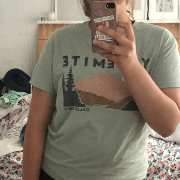 A cute t-shirt - Picture 2 of 2